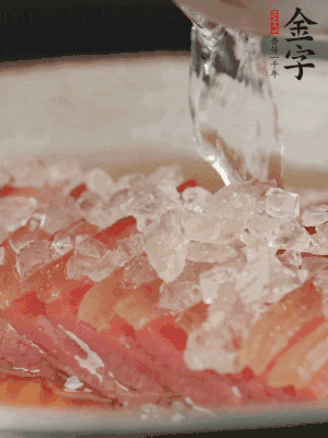 依舊放上冰糖100g、黃酒100g、水200g，鍋中再蒸15分鐘。