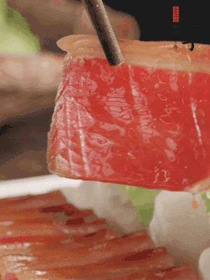 吃的時候，把薄片火腿放入荷葉夾中就可以了。