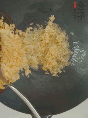 熱油下鍋，邊按壓邊翻炒均勻。