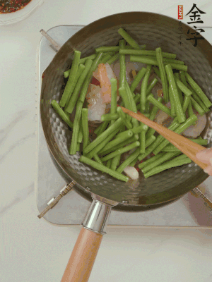 下掰好的缸豆段翻炒，略燜煮。