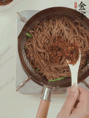 下蕎麥面，淋上少許醬油，加2勺金字火腿大師醬略翻炒即可。