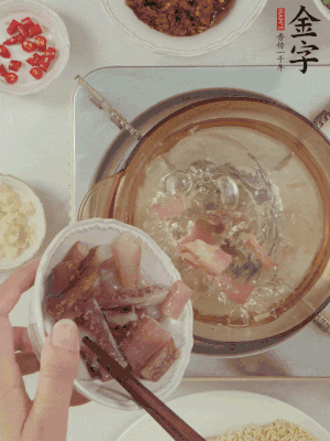 魷魚熱水下鍋，焯水備用。