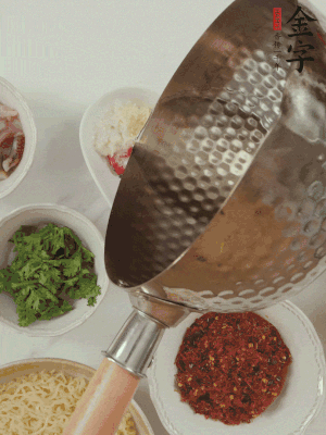 蒜末、小米辣、芝麻淋上熱油。