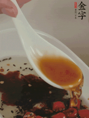 再加2勺生抽、1勺香醋攪拌。