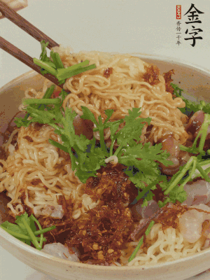 倒上醬汁攪拌均勻即可。