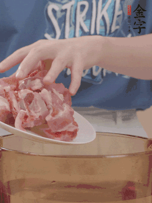 排骨剁小塊，加姜片、料酒沸水下鍋焯水。