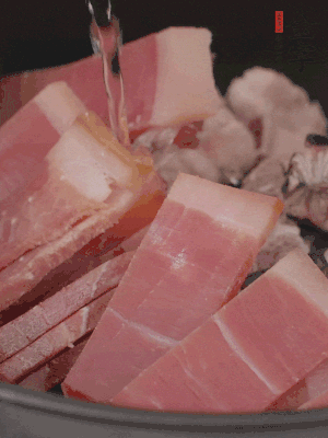 排骨、黃鱔段、金字火腿片放入砂鍋中，加沒過食材的水。