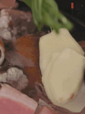 加姜片、蔥結(jié)、料酒。