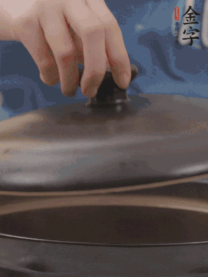 大火煮開后轉(zhuǎn)小火，燉煮20分鐘左右。