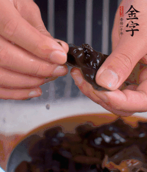 木耳冷水泡發(fā)，處理成小塊。（如果是小木耳就不用切了）