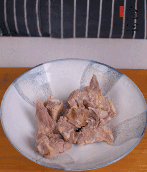 排骨加1勺黃酒、1勺蠔油、1勺玉米淀粉、1/4勺胡椒粉腌制半小時。