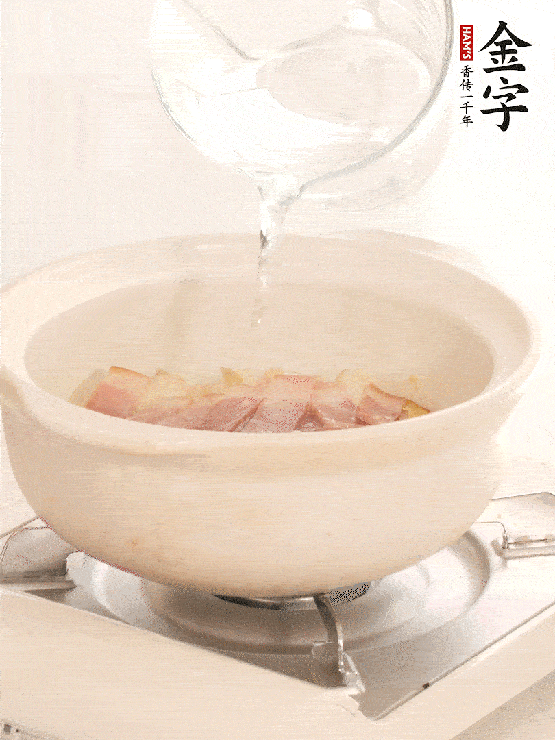 放入火腿片，加開水，再加入豆腐