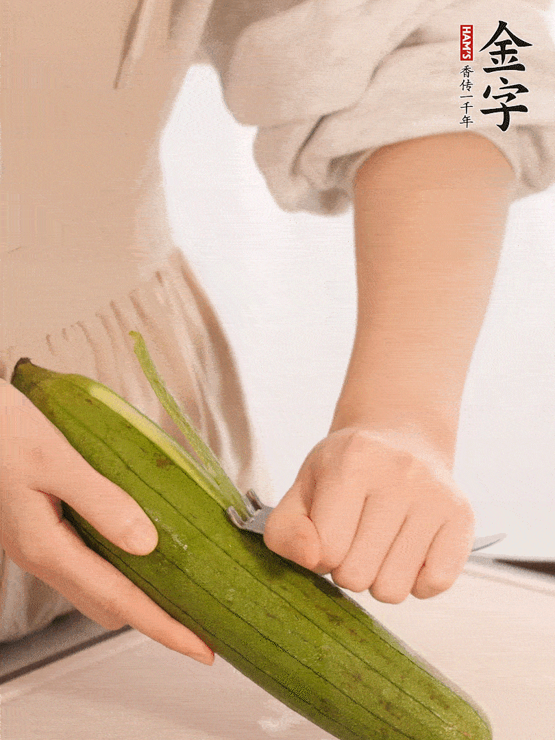 絲瓜去皮切滾刀塊用鹽殺一下水分洗凈。