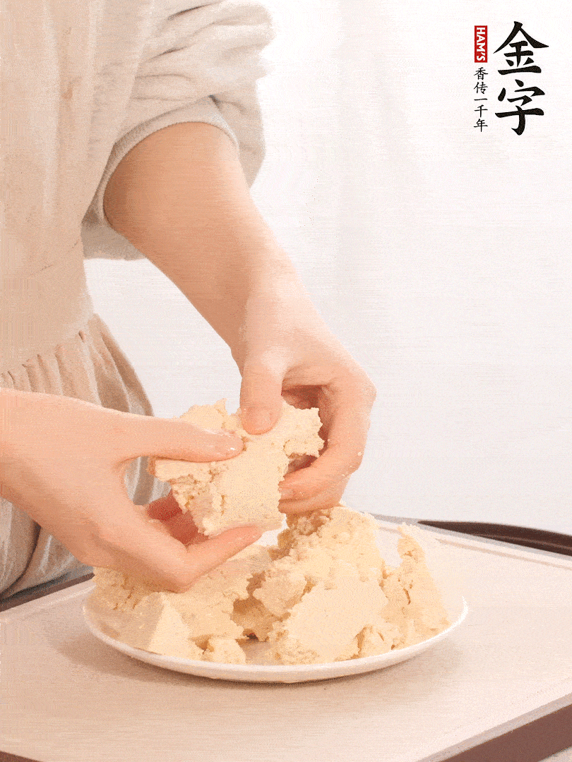 老豆腐用手掰成塊。