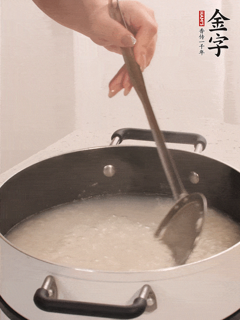 香菇、土豆、胡蘿卜、金字土香腸切小塊。