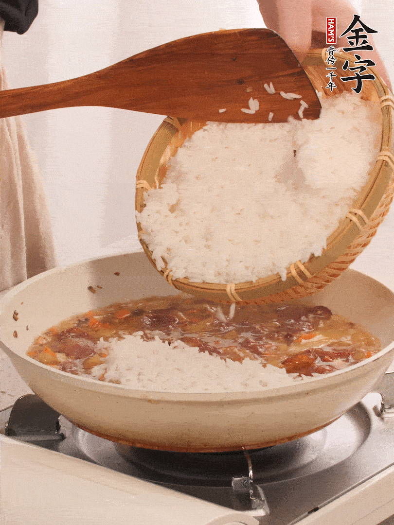 熱鍋燒油，香腸煸出油，加姜片去腥，加土豆、胡蘿卜、香菇翻炒到半熟，隨后加豆角、2小勺鹽、1大勺生抽，煸炒均勻。