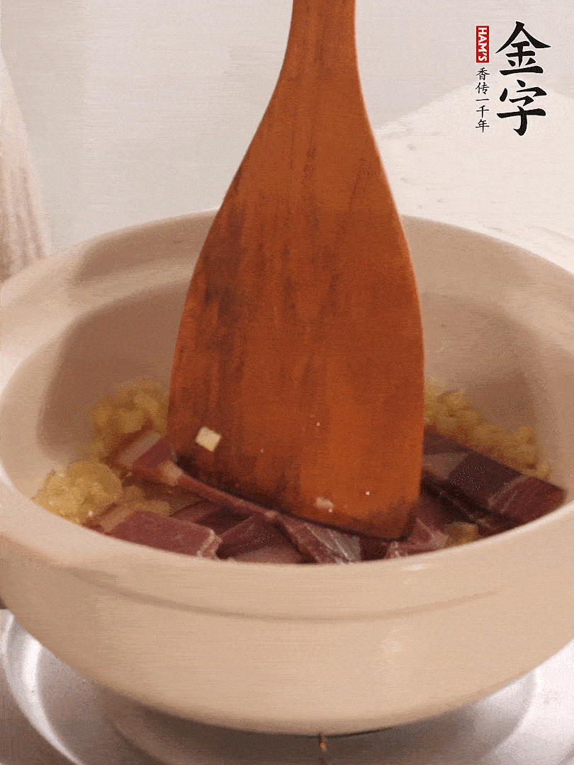 加熱水，加入白菜蓋上蓋子煨煮3分鐘。