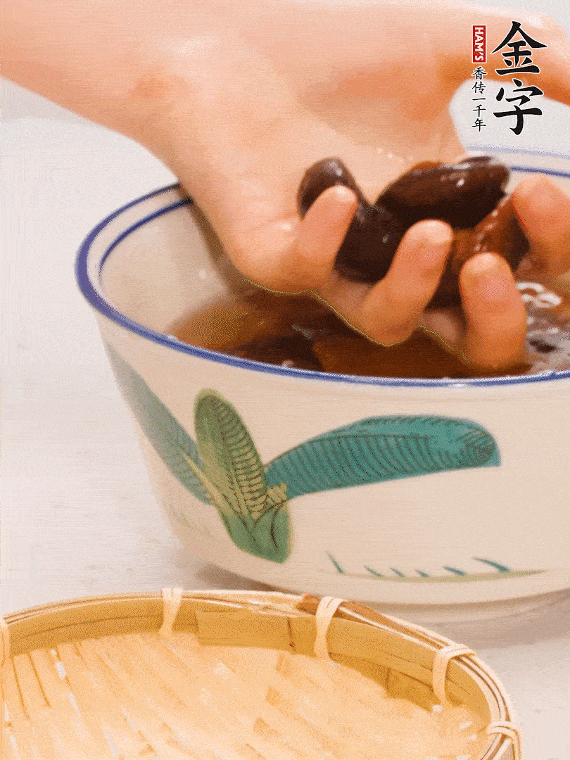 干香菇提前泡發(fā)切片，泡香菇水留著備用。