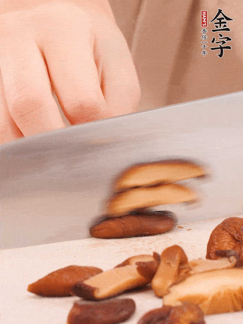 干香菇泡發(fā)，切成小塊。