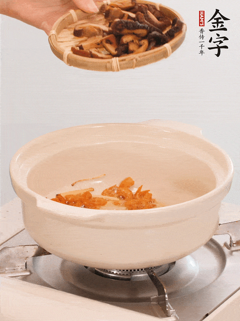 砂鍋倒入少許油，放入姜絲、海米小火煸香；再放入香腸、南瓜、干香菇一起翻炒2分鐘。