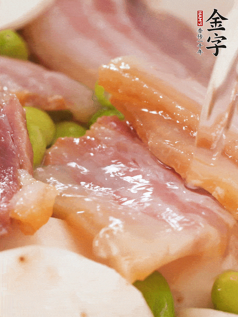 倒入芋艿、熟毛豆，翻炒均勻，加1小碗水煮開