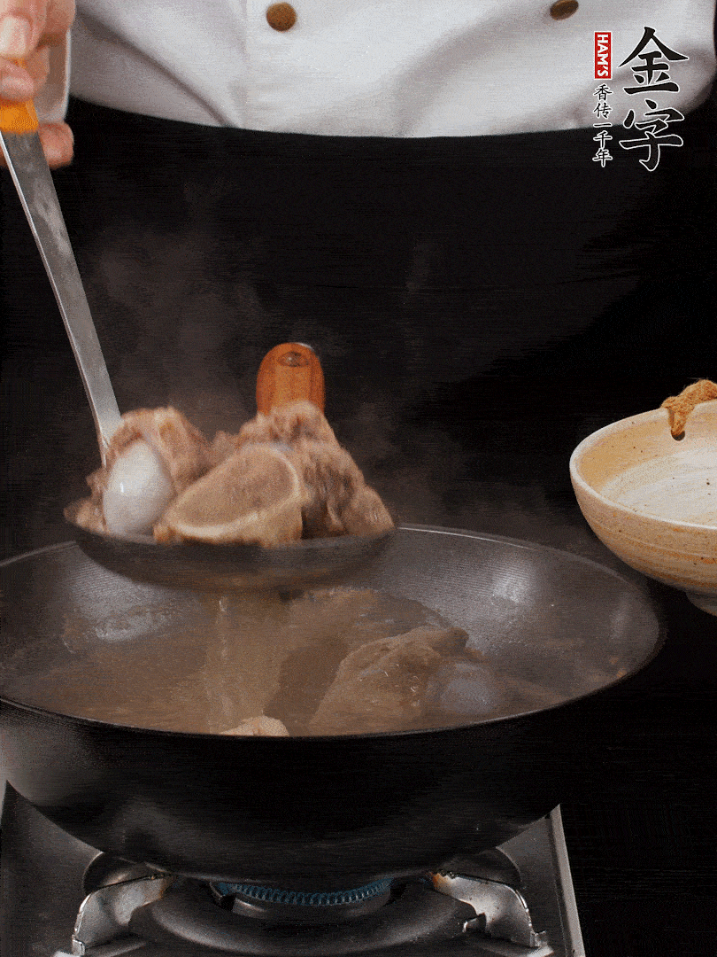 大筒骨清水浸泡30分鐘，中途換水2-3次。冷水下鍋，加姜片、料酒焯水，撇去浮沫。