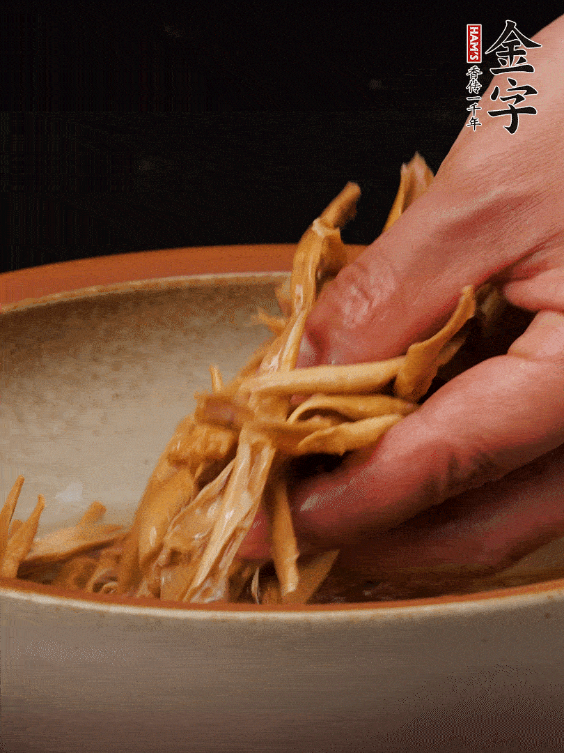 農(nóng)家土筍尖提前泡軟，用刀劃成細(xì)絲，這樣會(huì)更加入味。