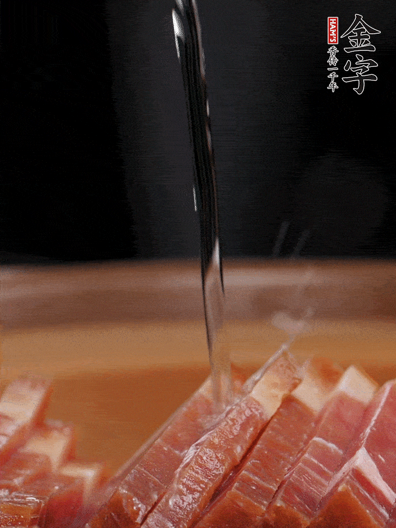 金字火腿切片，放入溫水中泡10分鐘，金字土香腸斜切成片。千張切成細(xì)條。