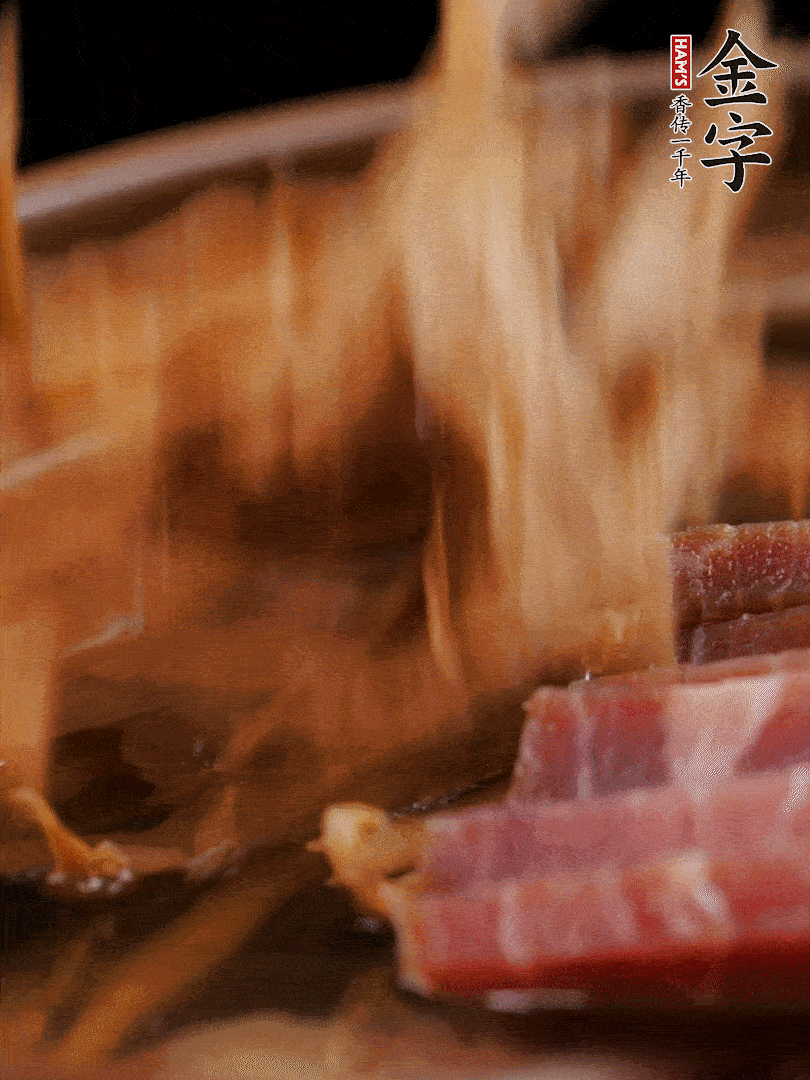 大筒骨、金字火腿、姜片、黃酒一起放入砂鍋，加筍干燉煮40分鐘。（如果家里有高壓鍋，用高壓鍋把高湯壓出來(lái)更鮮濃。）