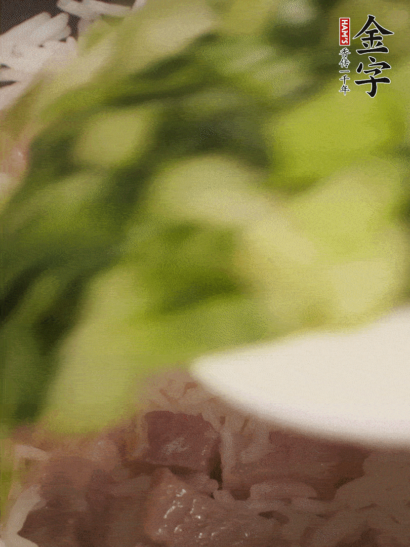 將燜煮好的米飯，倒入炒熟的蔬菜中，翻炒均勻鍆繼續(xù)燜煮5分鐘