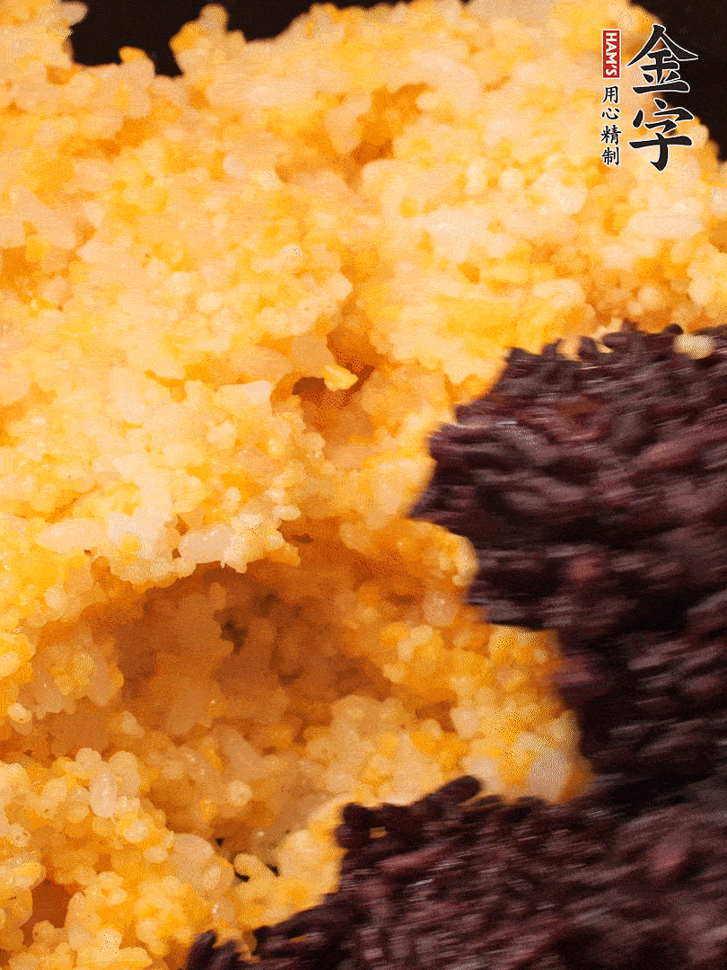 混合小米、紫米煮熟，加豬油攪拌均勻（紫米分開煮在攪拌）