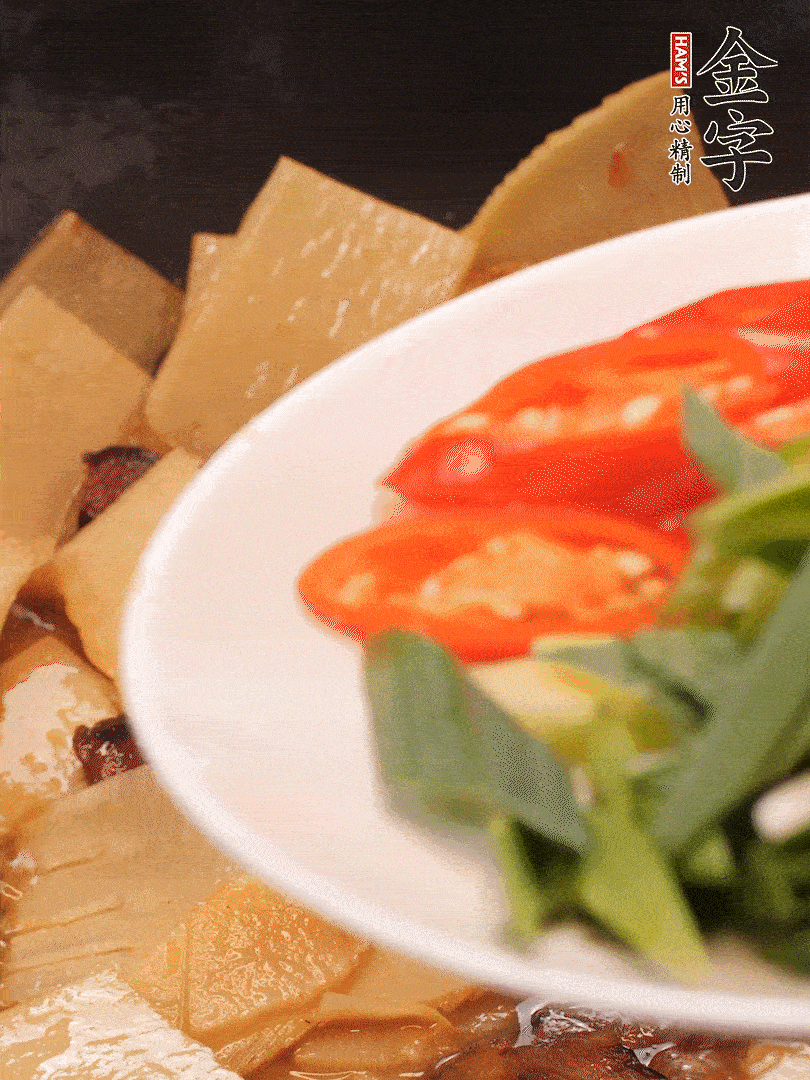 少許料酒增香，下蒜白、青紅辣椒略微翻炒