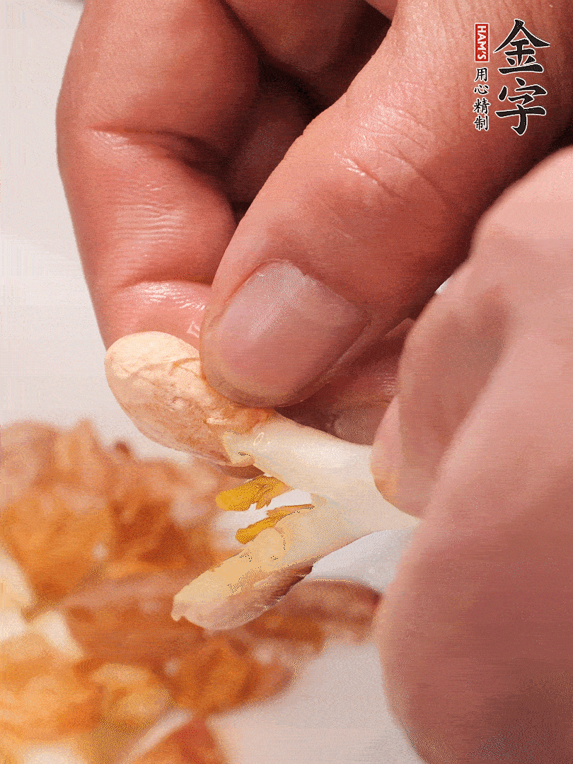 花生芽切段。開水焯水1分鐘，去掉頂部的花生皮