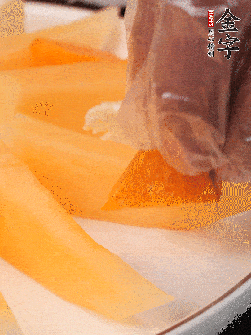 刀用火烤一下，切開奶酪