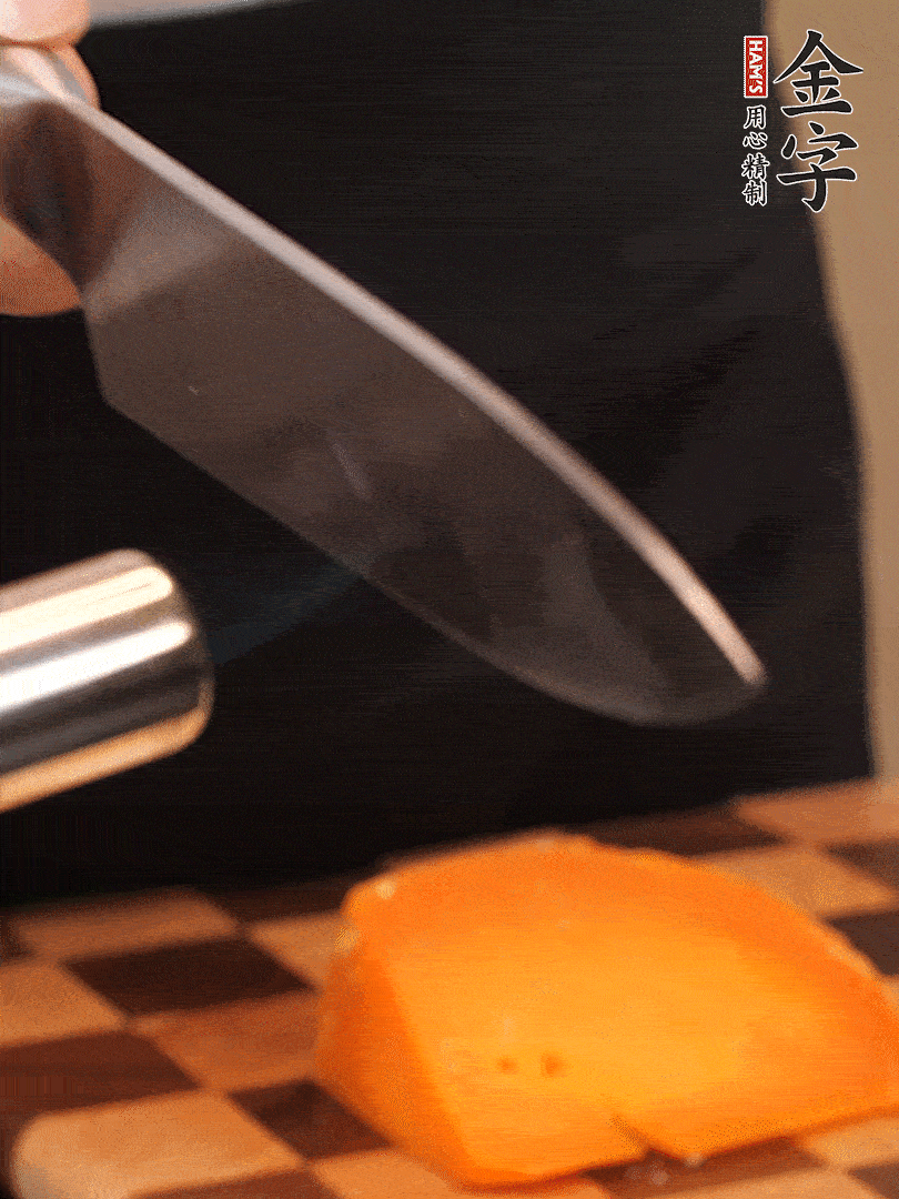 間隔擺上哈密瓜、奶酪、迷迭香、核桃仁