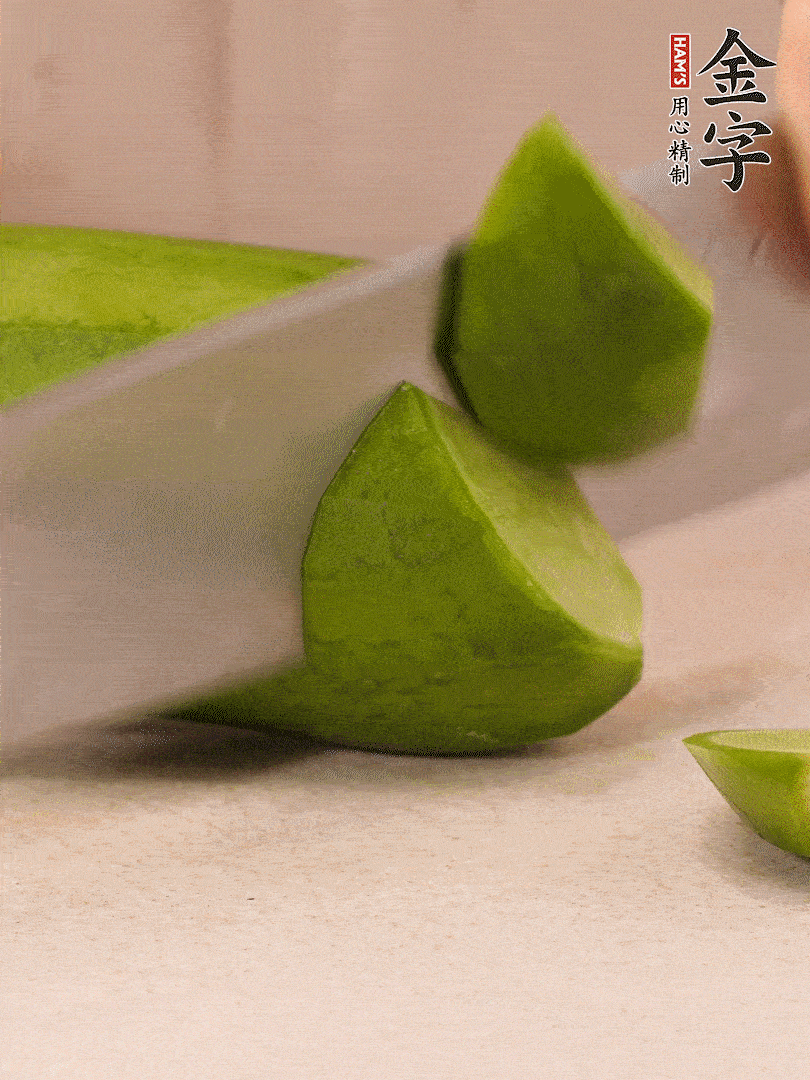 青、紅蘿卜洗凈，去皮切大塊