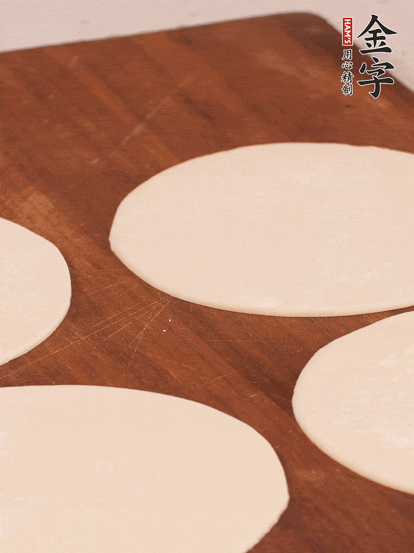 餃子皮均勻抹油，10張疊在一起，搟面杖搟開(kāi)