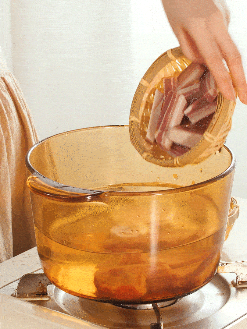 咸肉、排骨加料酒 蔥段 生姜 一起冷水下鍋焯水撈出