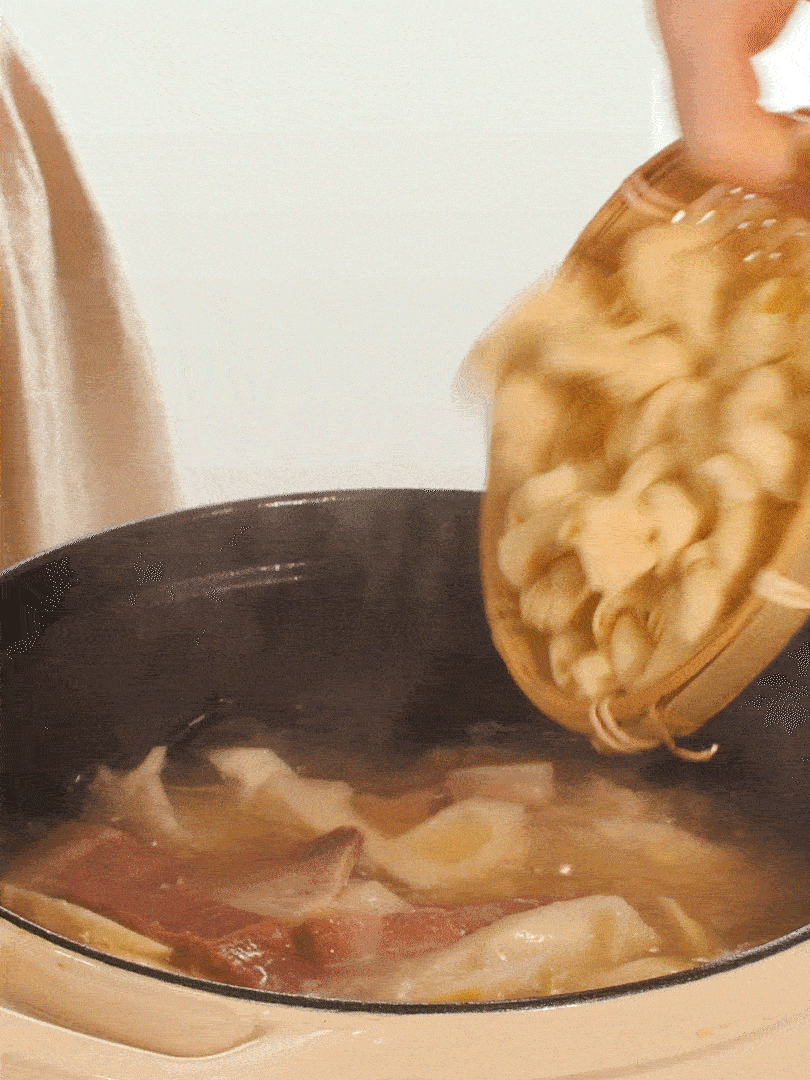 最后放入百葉結(jié)。萵筍小火慢篤10分鐘