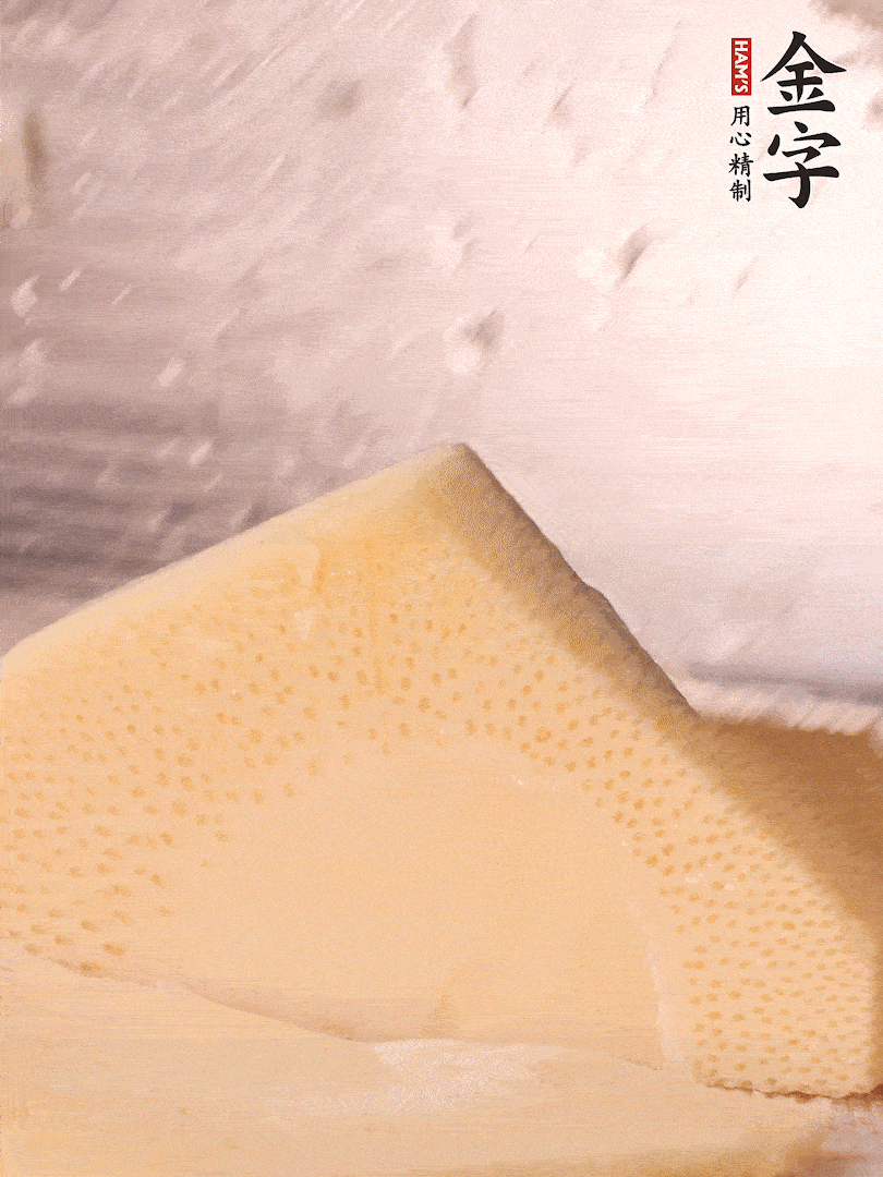 冬筍處理干凈，切滾刀塊，開水焯燙去除澀味