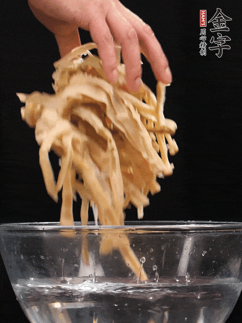 天目山筍干1把，清洗表面鹽分，用手撕成長條