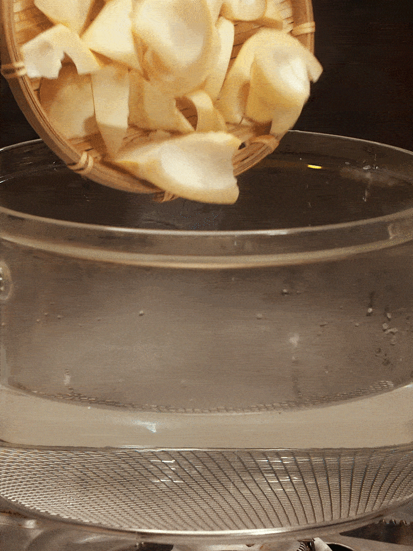 春筍切塊，焯水去除澀味