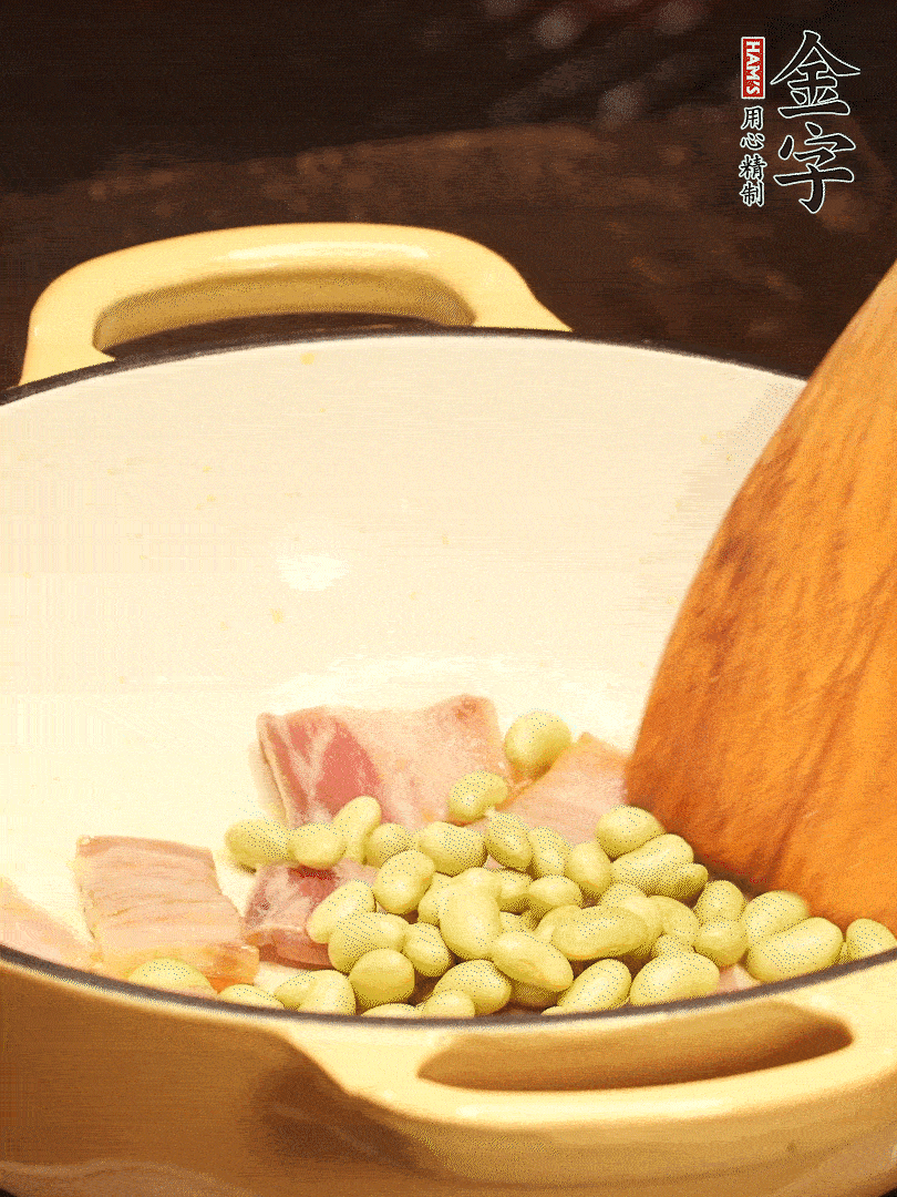 加入青豆、香菇翻炒出香味