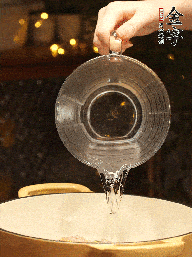 加入120ml水，蓋上蓋子燜幾分鐘撒上蔥花，美美的擺個(gè)盤~