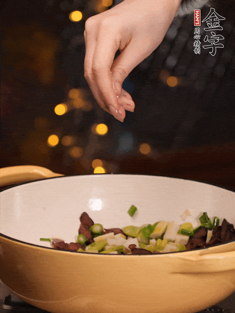 可以加點(diǎn)點(diǎn)水，再加菜苔，加點(diǎn)鹽、味精調(diào)味