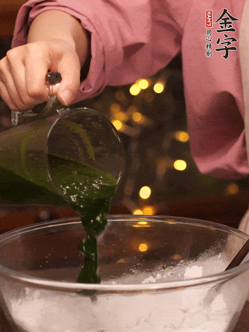 清明粿粉，分次加艾草泥，加點油揉2分鐘