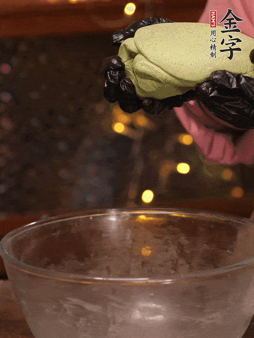 清明粿粉，分次加艾草泥，加點油揉2分鐘，揉到面團(tuán)光滑，醒發(fā)一下