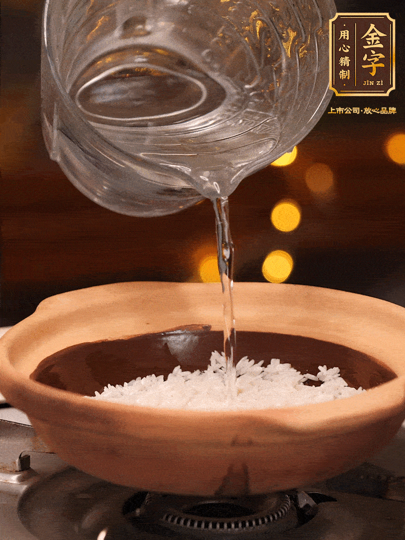 選一個(gè)中意的砂鍋加入1勺花生油并刷勻，倒入泡好的絲苗米、開(kāi)大火煮至沸騰冒大泡后，轉(zhuǎn)中火蓋蓋燜煮5分鐘