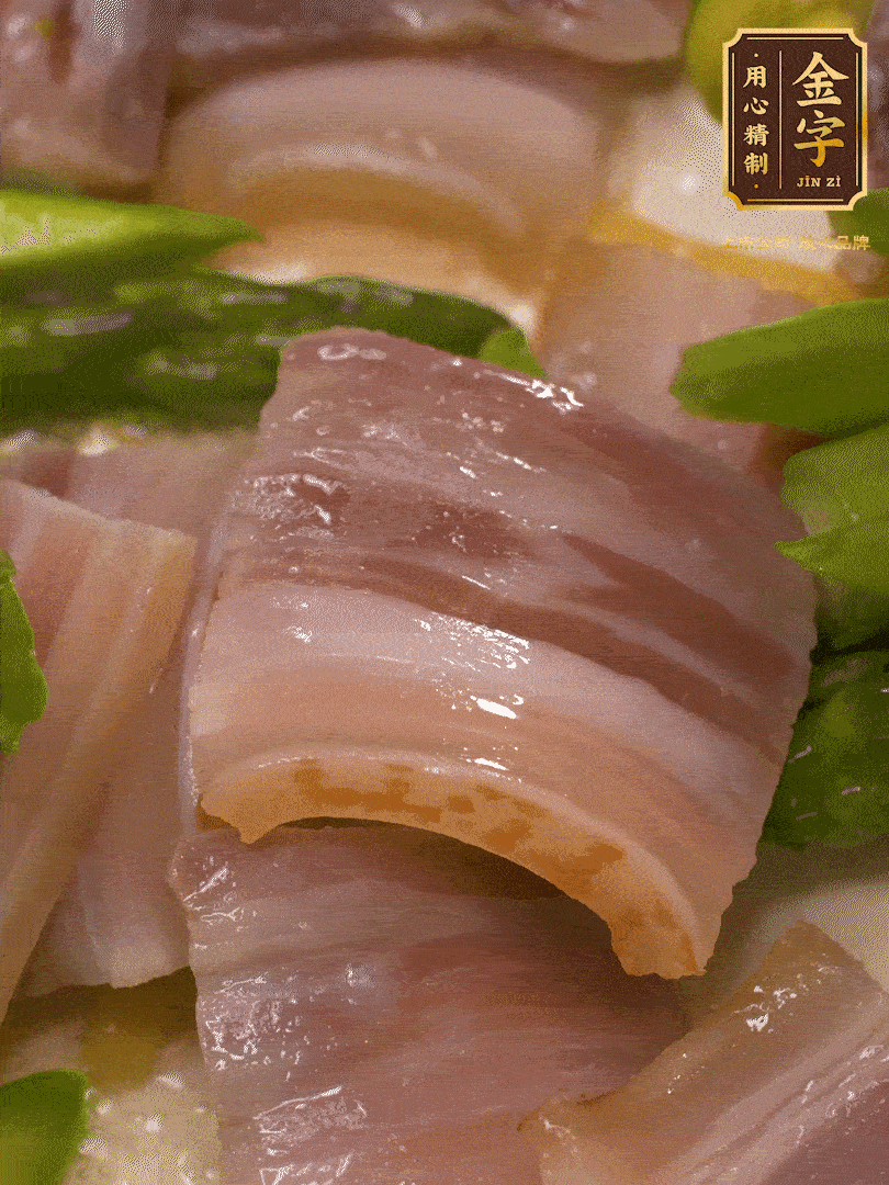 依次下蠶豆、蘆筍、白蘑菇翻炒均勻