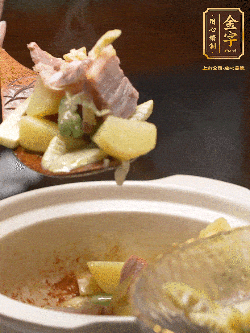 煸出咸肉脂香，再下筍丁、蠶豆。呈出